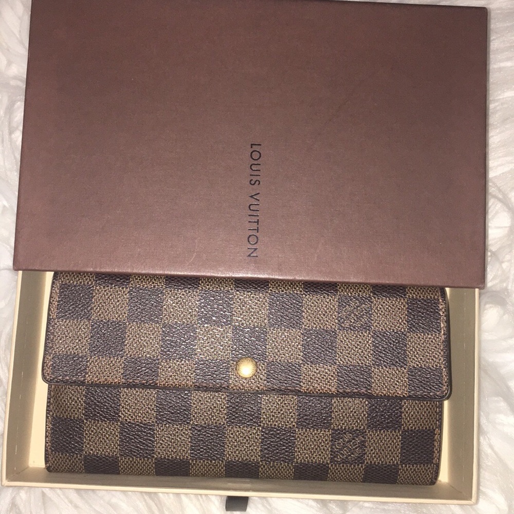 SOLD**** Louis Vuitton Sara Wallet Damier